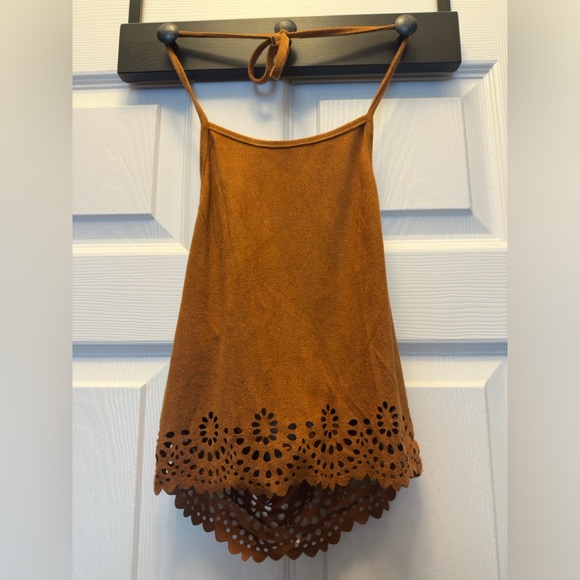 Crop halter with scalloped cutouts - Picture 2 of 4